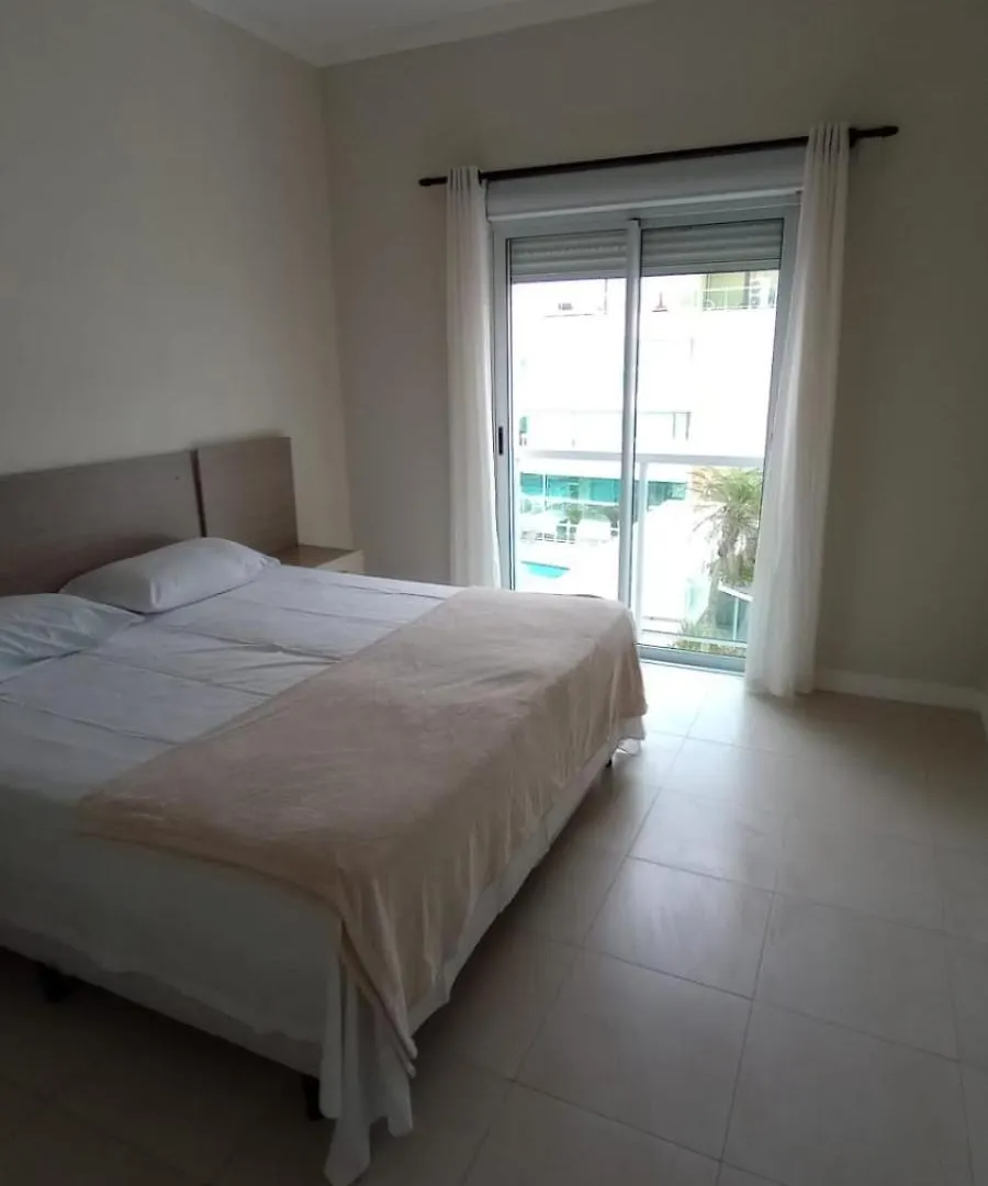 Apartamento Santinho Frente para Mar, Pé na Areia, Dois Quartos Florianópolis