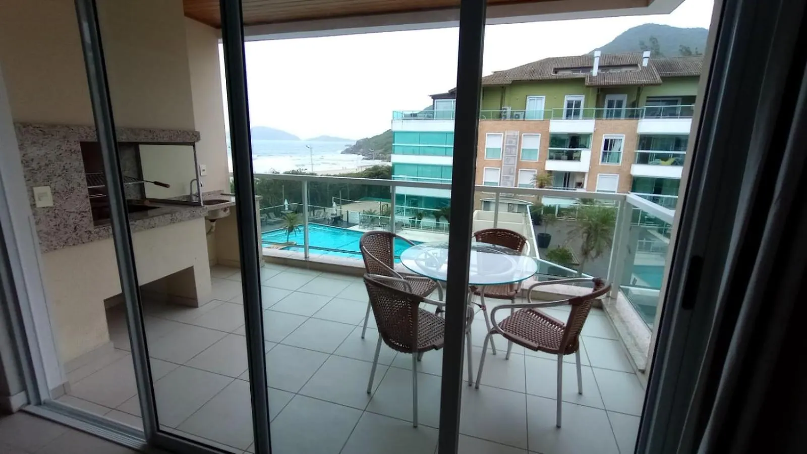 Apartamento Santinho Frente para Mar, Pé na Areia, Dois Quartos Florianópolis